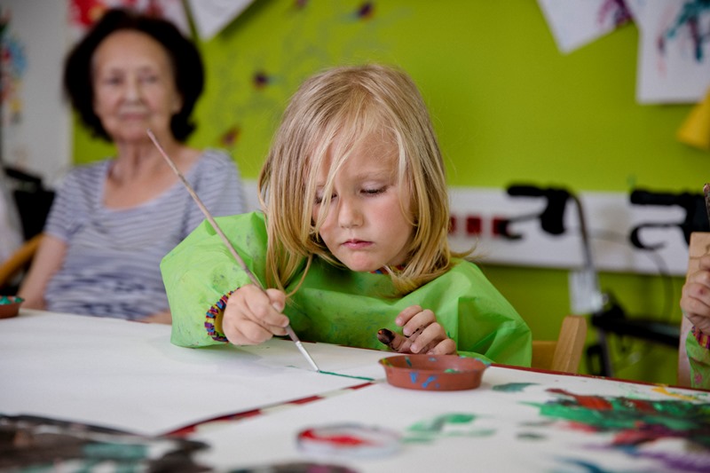 Malendes Kind in Mutter-Kind-Einrichtung
