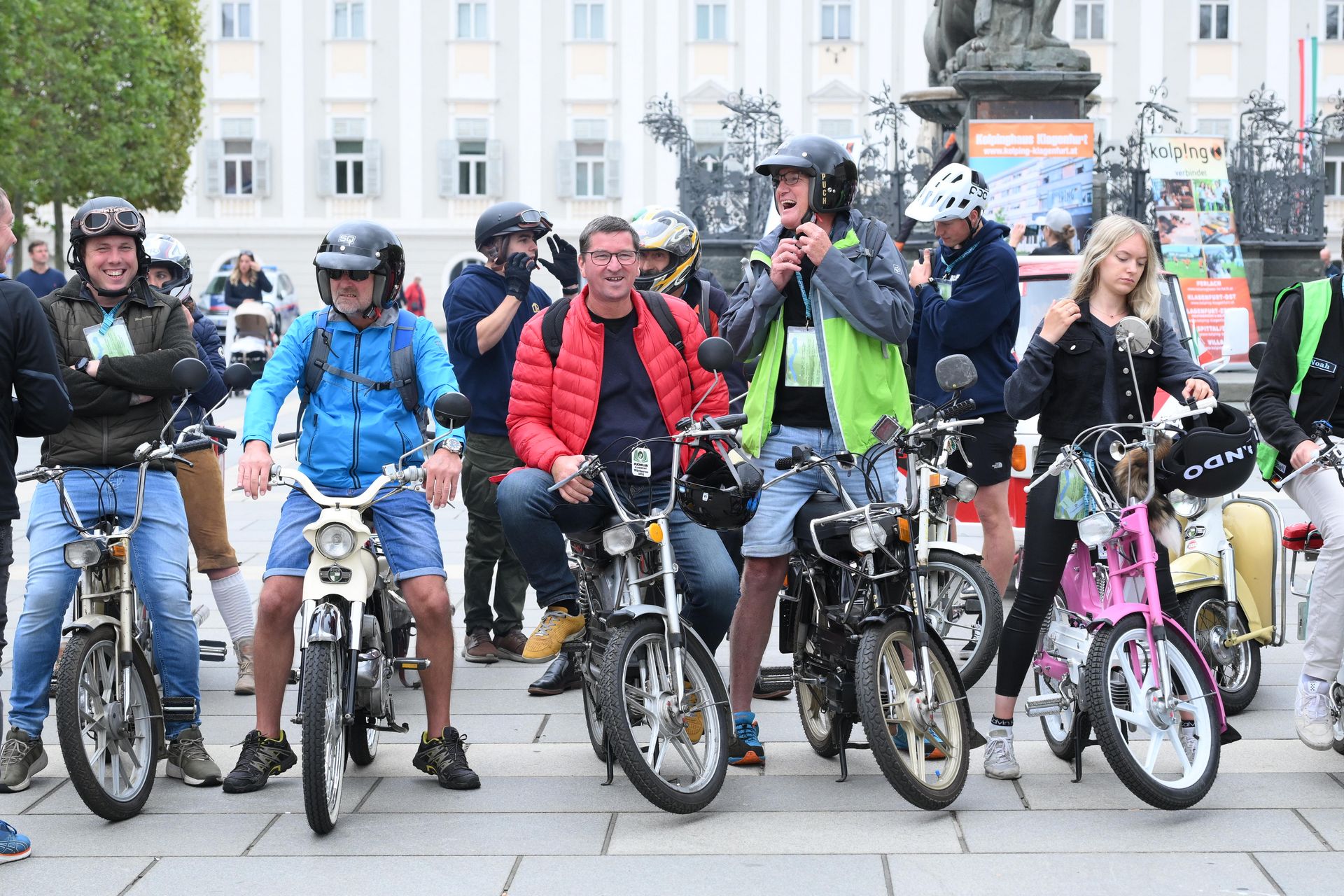 Teilnehmer:innen auf ihren Puch-Mopeds