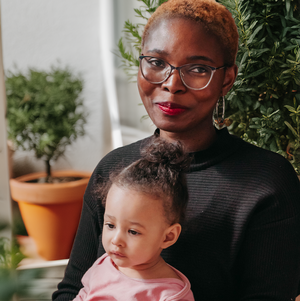 Mutter mit Kind am Schoß