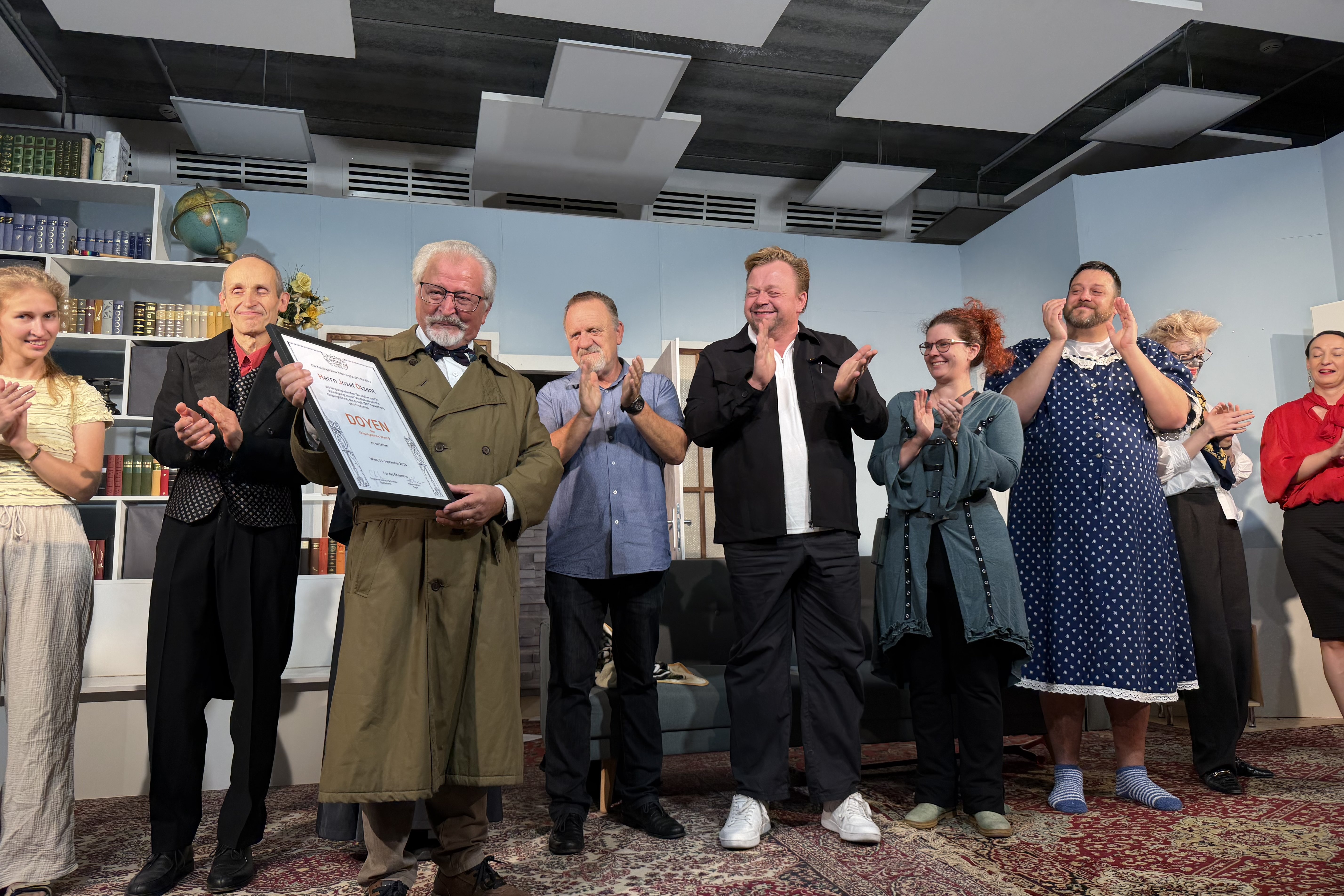 Josef Ölzant mit Urkunde, Regisseur Robert Notsch und alle anderen Schauspieler