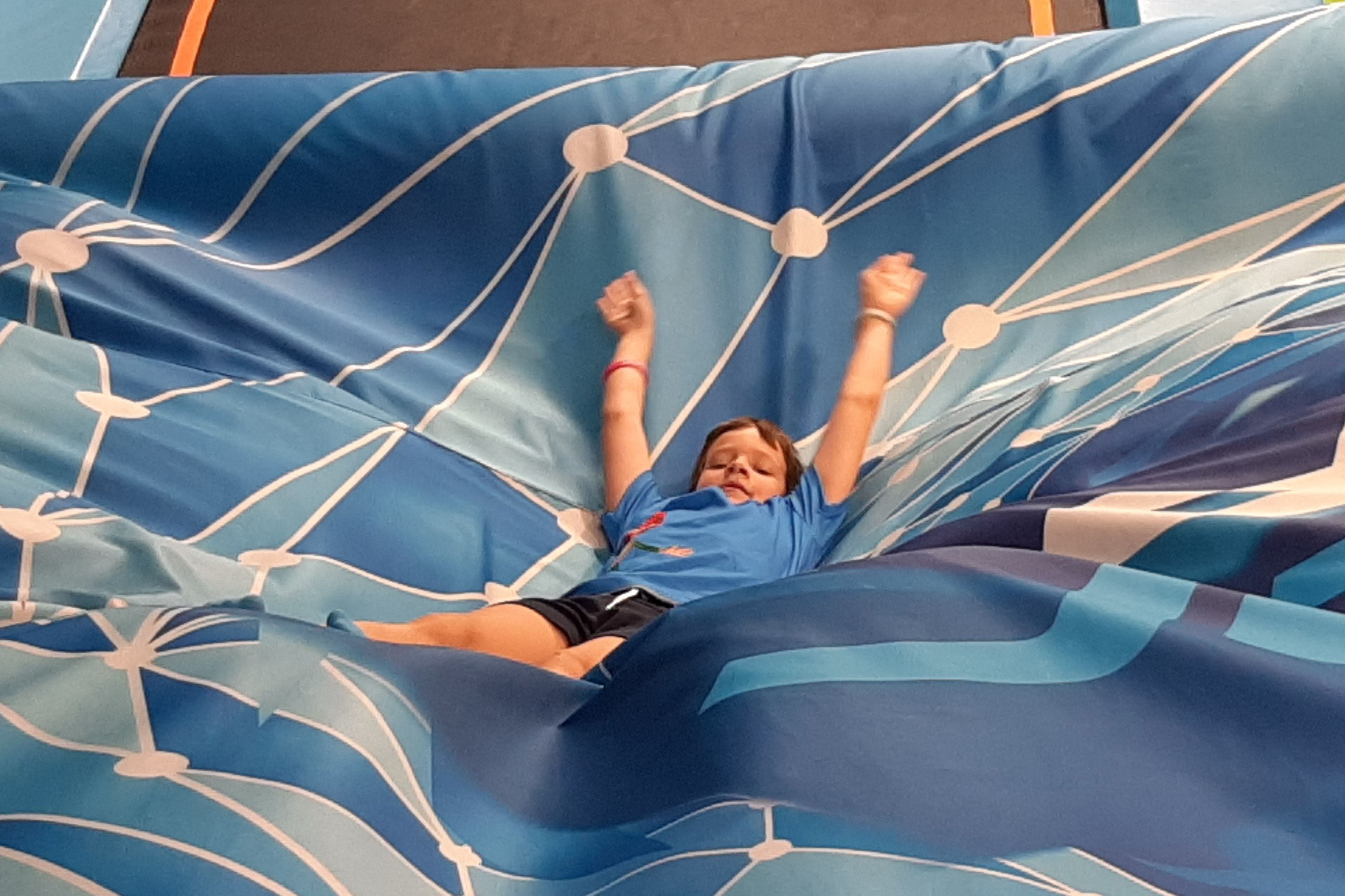 Junge in Trampolinhalle