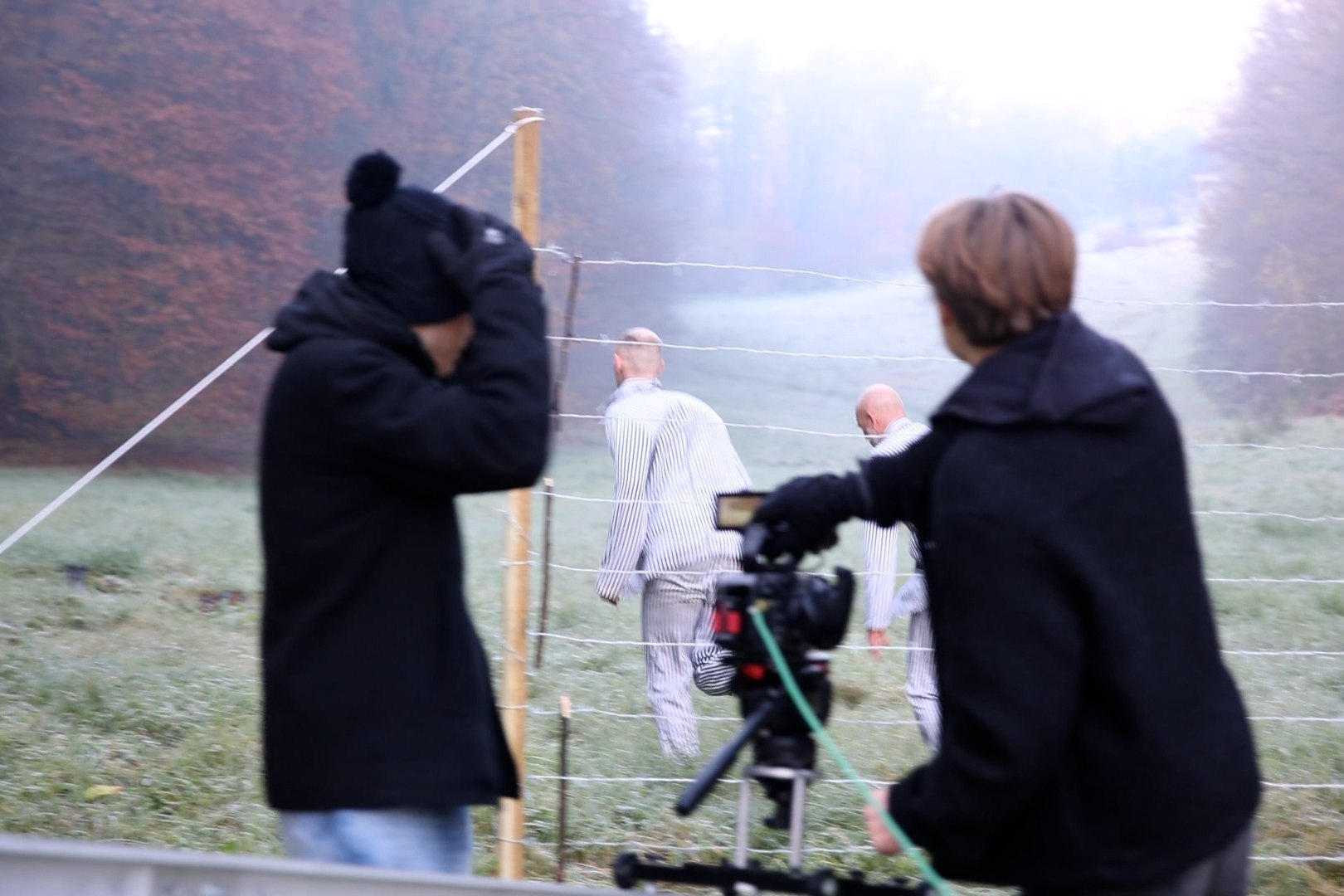 Fynn Prünster und Artur Imler beim Filmen der Häftlinge