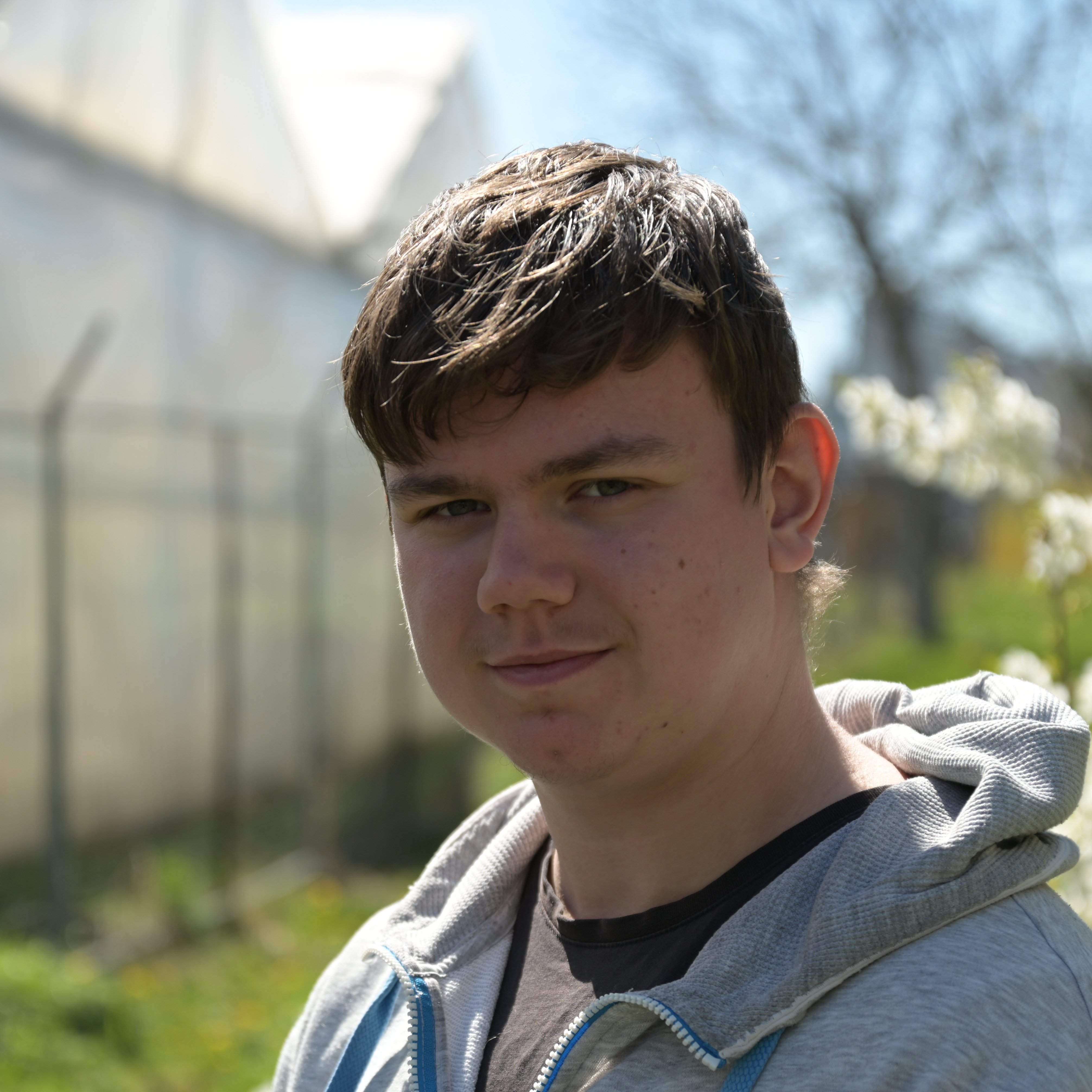 Jugendlicher Teilnehmer des Projekts Chance2Work bei einem Gartenprojekt