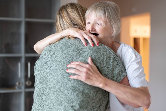 Frau umarmt Bewohnerin