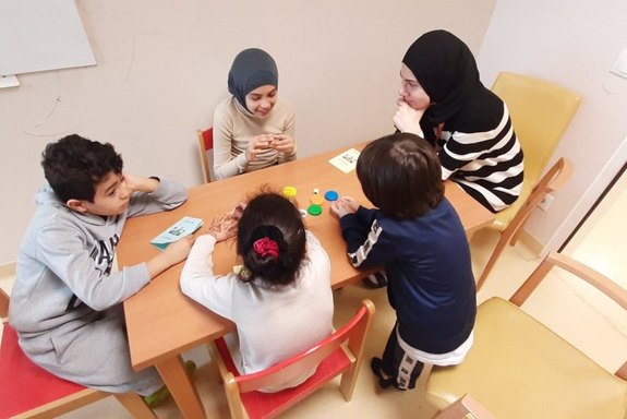 4 Kinder mit einer Betreuerin beim spielen