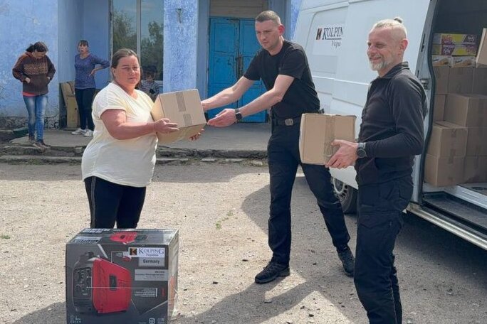 Übergabe der Spenden an Dorfbewohner*innen