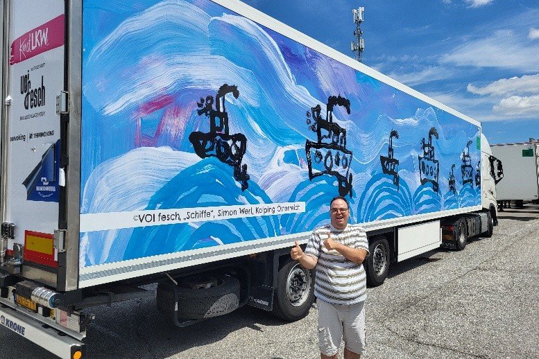 Simon Werl vor dem von ihm gestalteten LKW