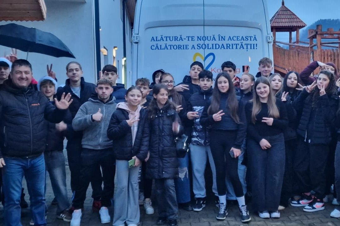 Gruppenbild der Weihnachtsaktion mit Kindern und Jugendlichen