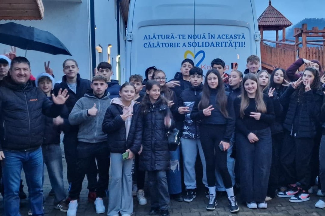 Gruppenbild der Weihnachtsaktion mit Kindern und Jugendlichen
