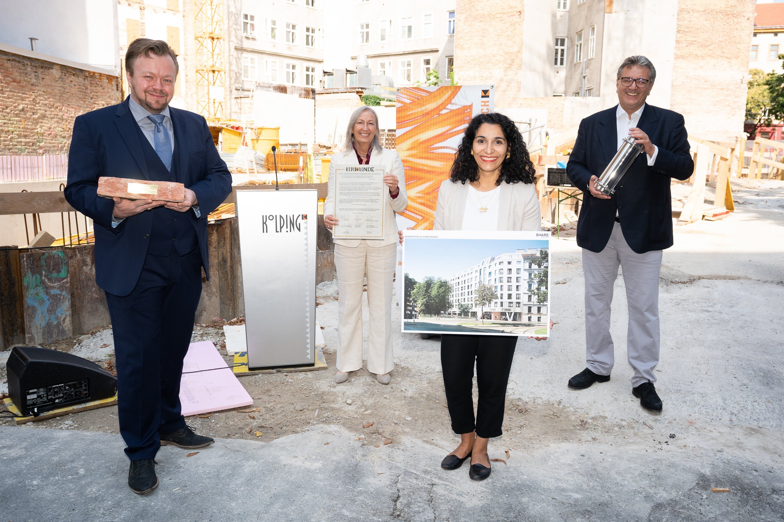 Auf dem Bild szu sehen sind Robert Notsch, Vorsitzender der Kolpingsfamilie Wien-Alsergrund, Kolping-Präsidentin Christine Leopold, Bezirksvorsteherin Saya Ahmad und Sozialstadtrat Peter Hacker. 