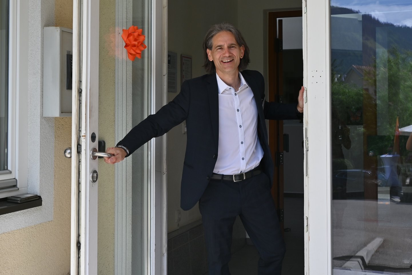 Leiter des KRISUN Thomas Jaklitsch hält die Tür im neuen Haus auf