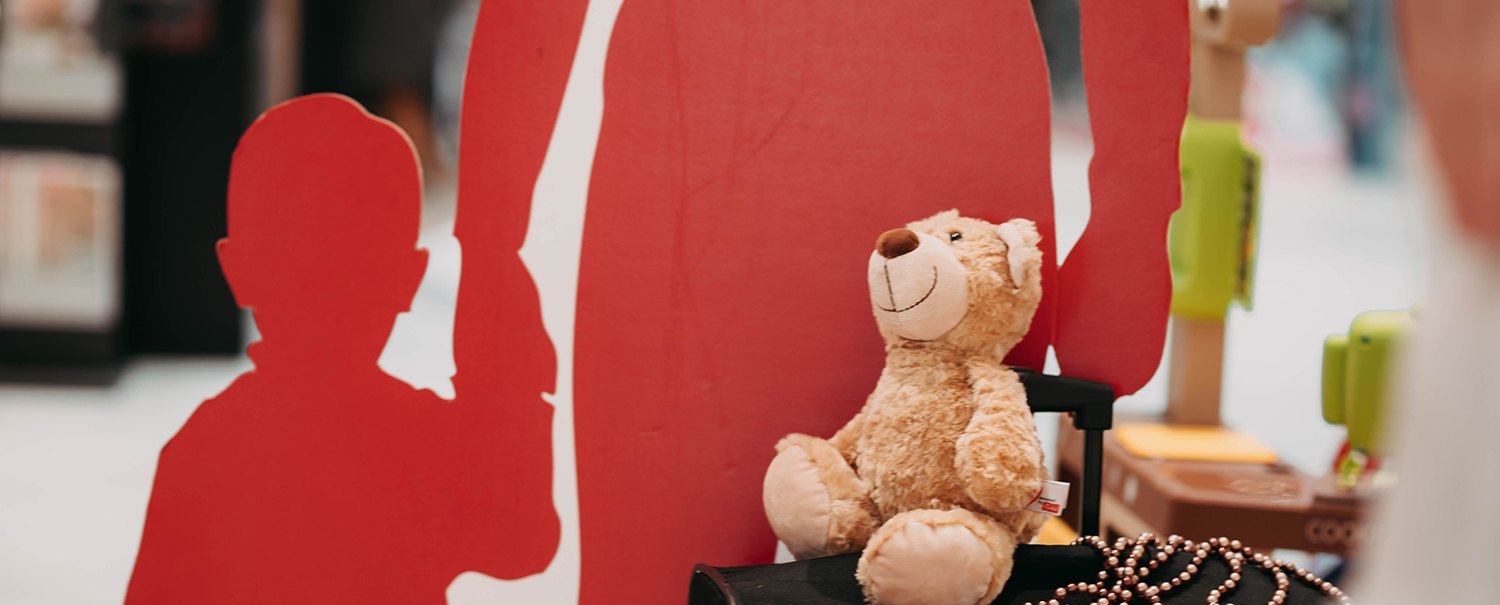 Silhouette von Frau mit Kind an er einen Hand und Koffer an der anderen Hand