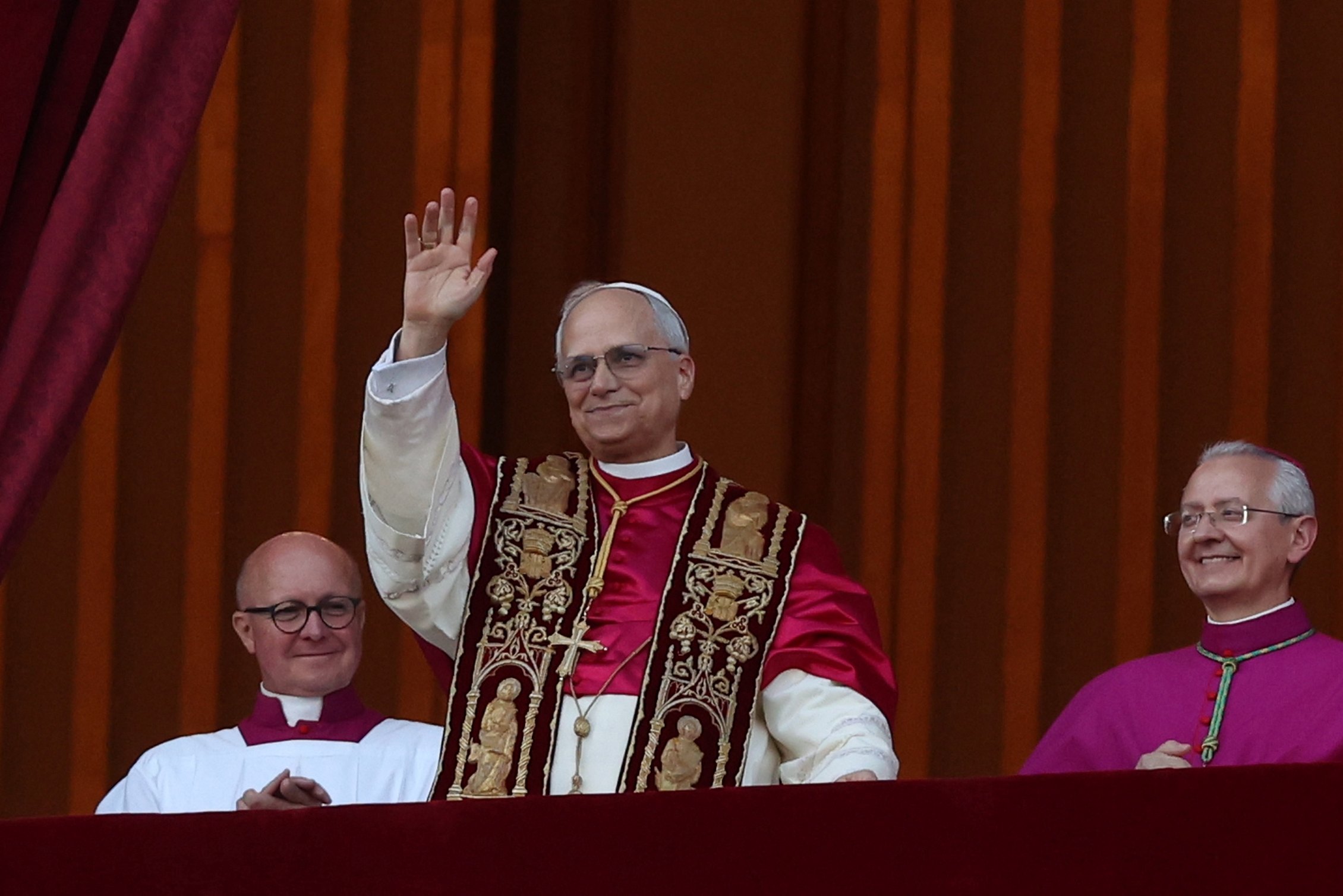 Papst Leo XIV. winkt