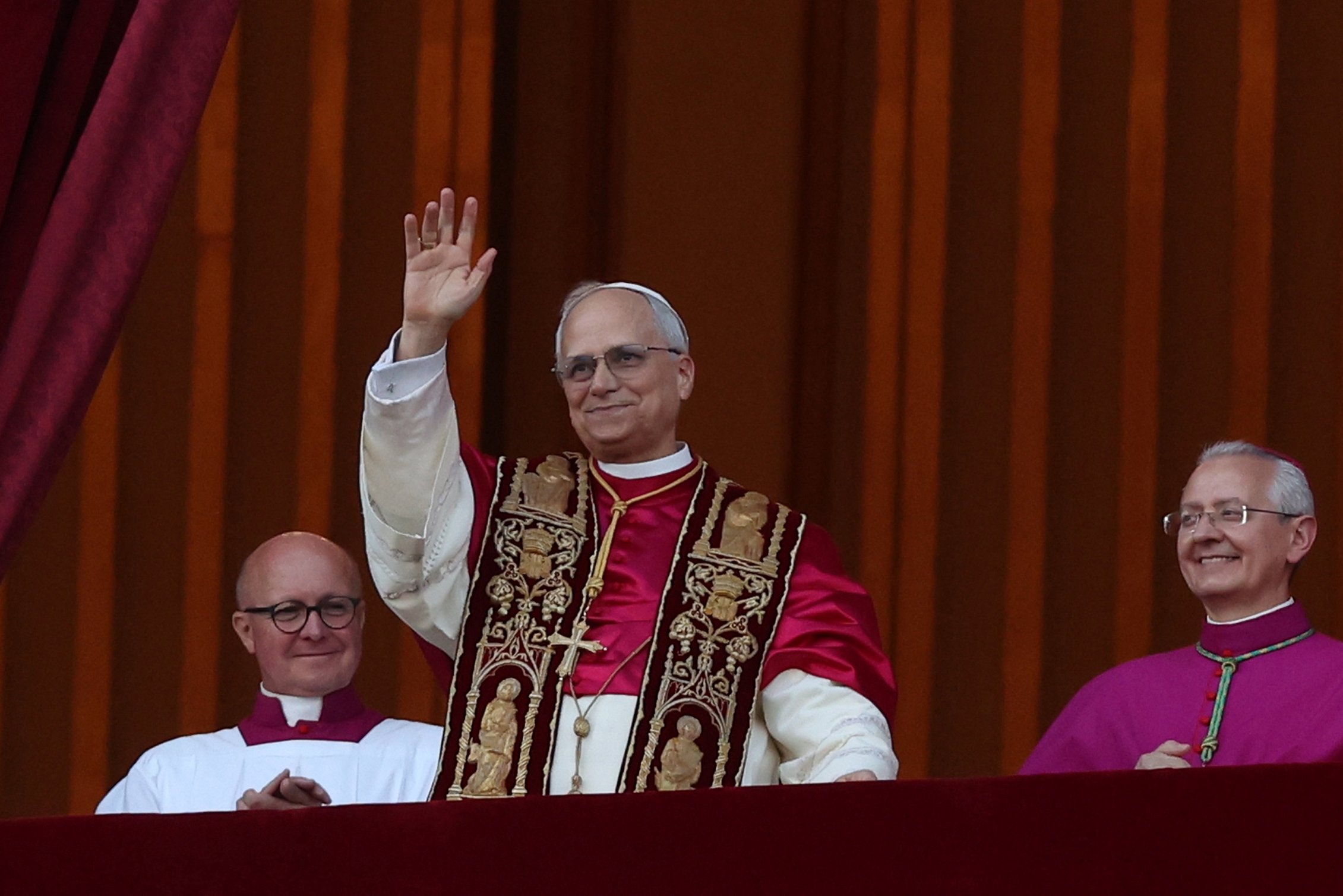 Papst Leo XIV. winkt