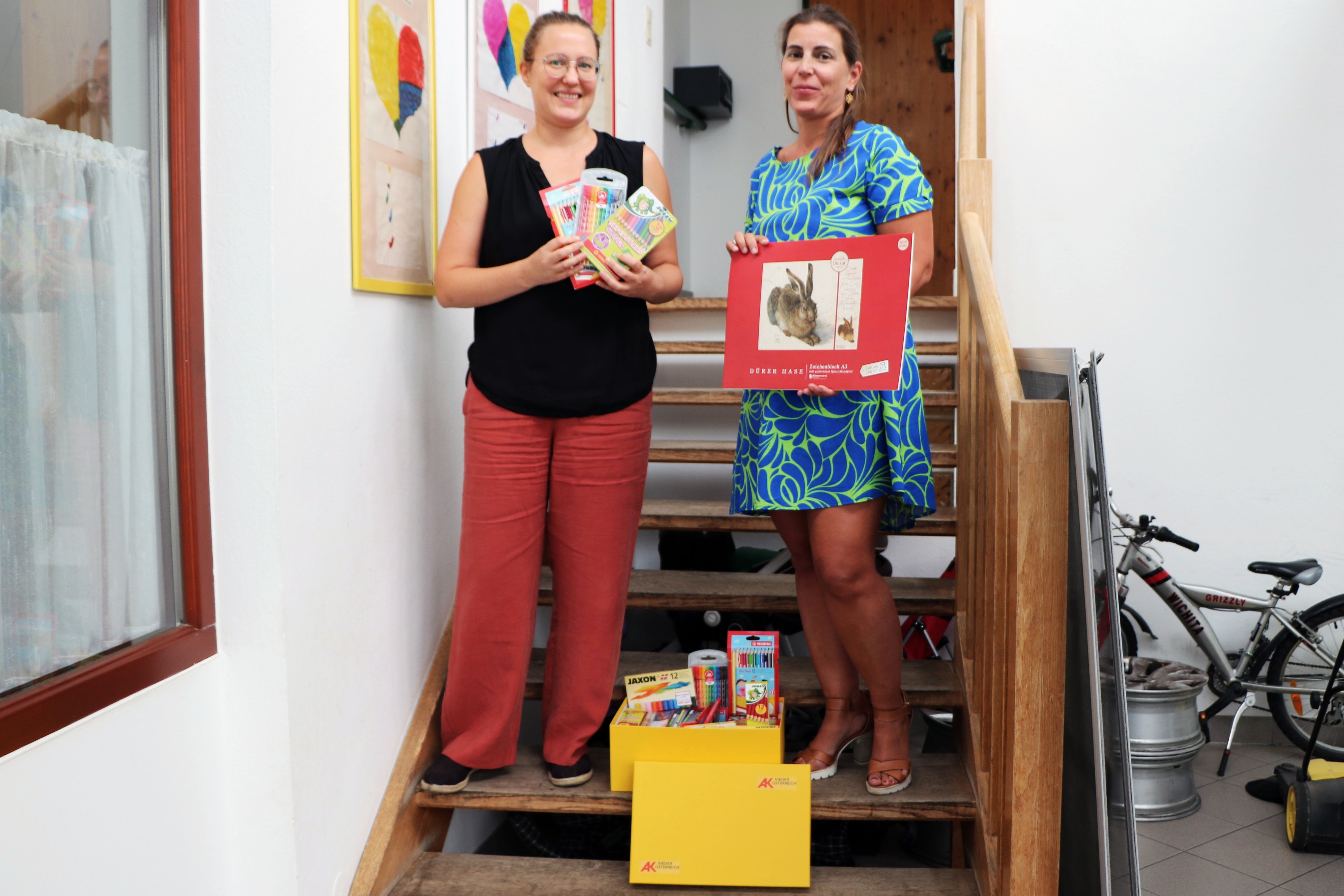 Bei der Übergabe der Schulstartpakete an das Frauenhaus Mistelbach: Mag. Brigitte Amon vom Frauenhaus Mistelbach und Mag. Birgit Schön, Leiterin der AK Niederösterreich-Frauenpolitik 