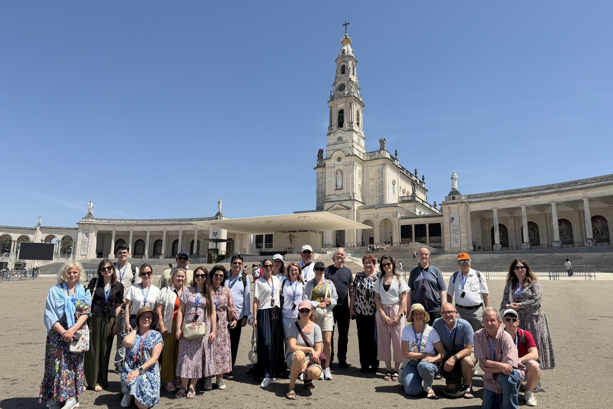 Gruppe von Teilnehmenden vor einer Kirche, aufgenommen bei der Kontinentalversammlung