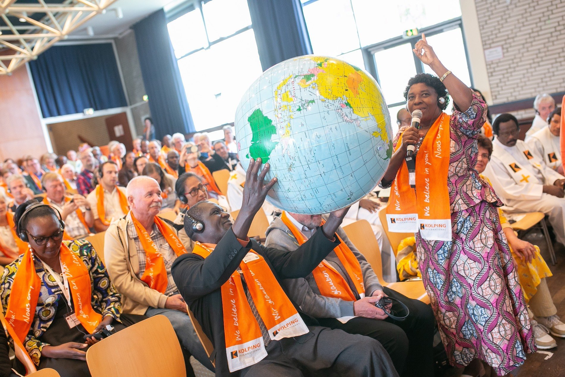 Teilnehmer*innen aus der ganzen Welt feiern miteinander Gottesdienst