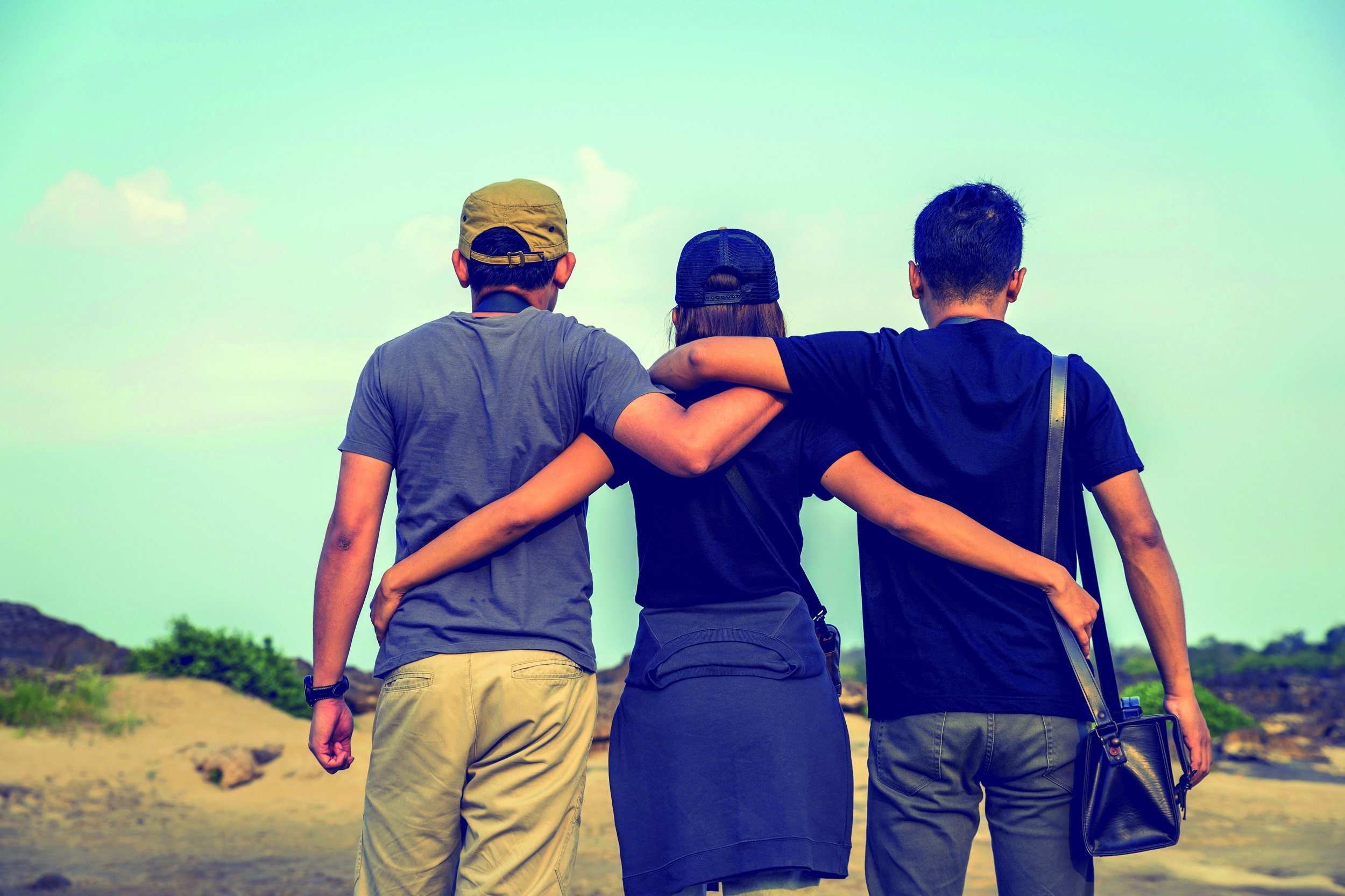 Symbolbild 3 Jugendliche Rückansicht