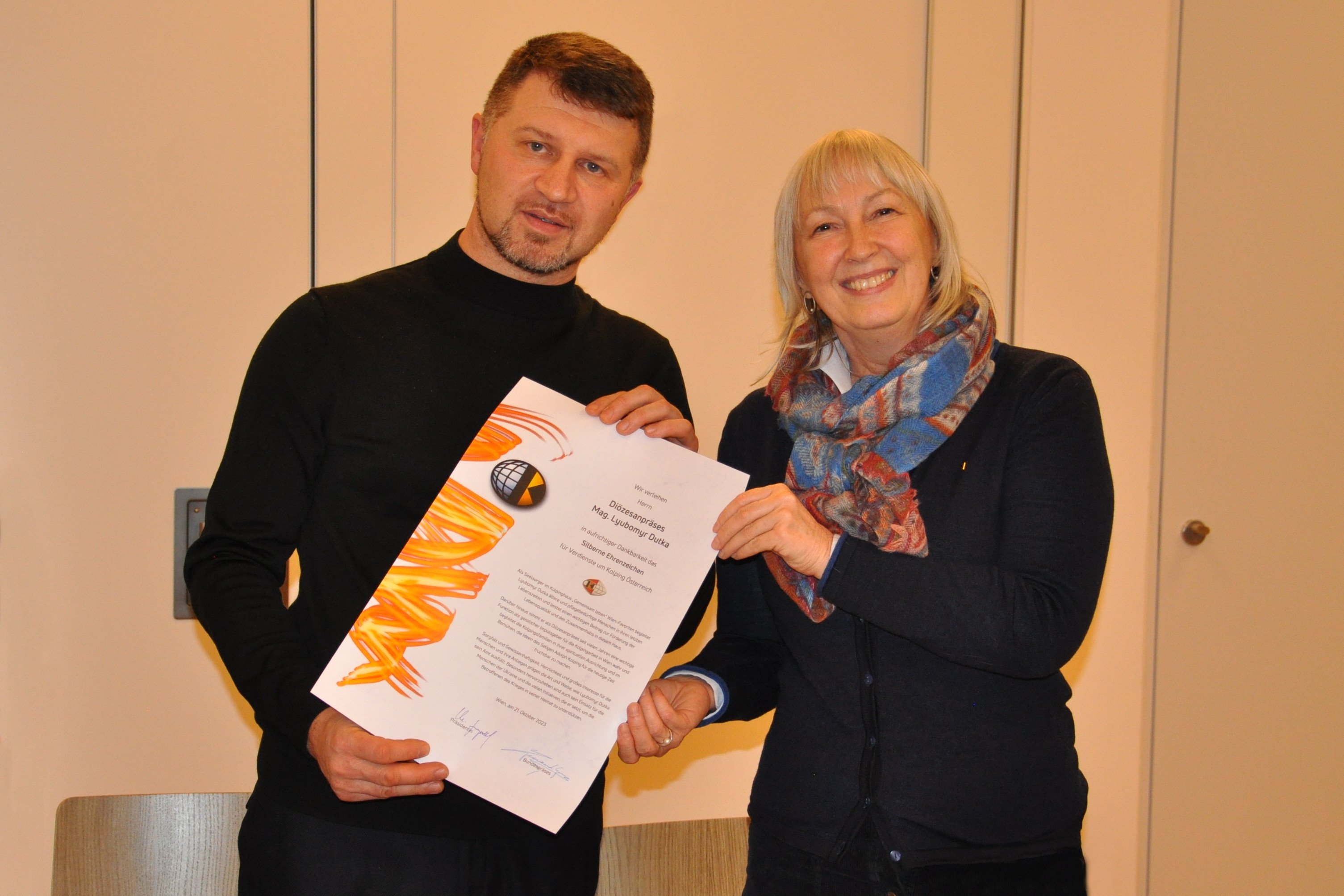 Übergabe der Urkunde von Präsidentin Christine Leopold an Lyubomyr Dutka