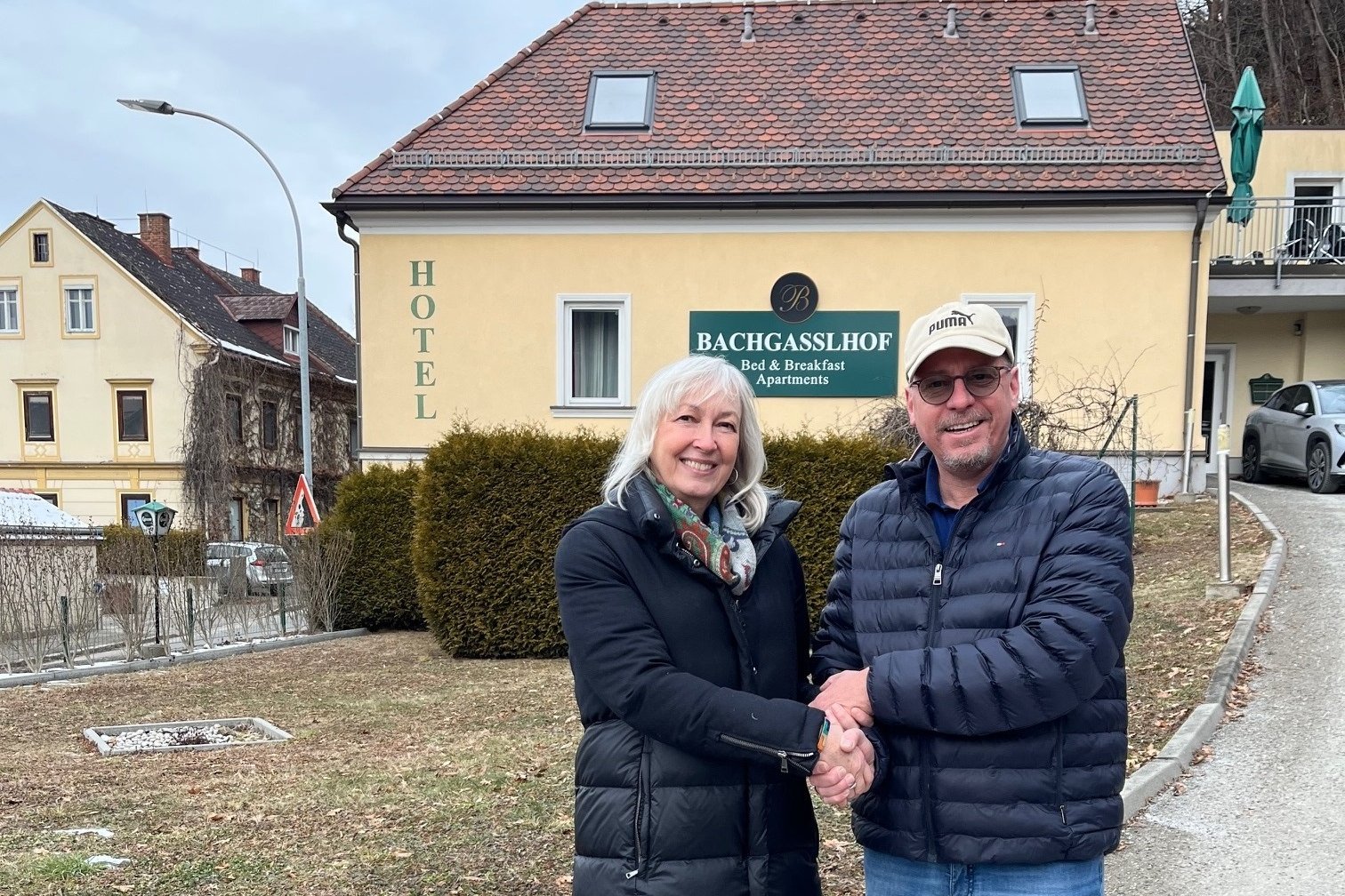 Der bisherige Eigentümer des „Bachgasslhofs“ Christian Pink bei der Schlüsselübergabe an Kolping-Präsidentin Christine Leopold.