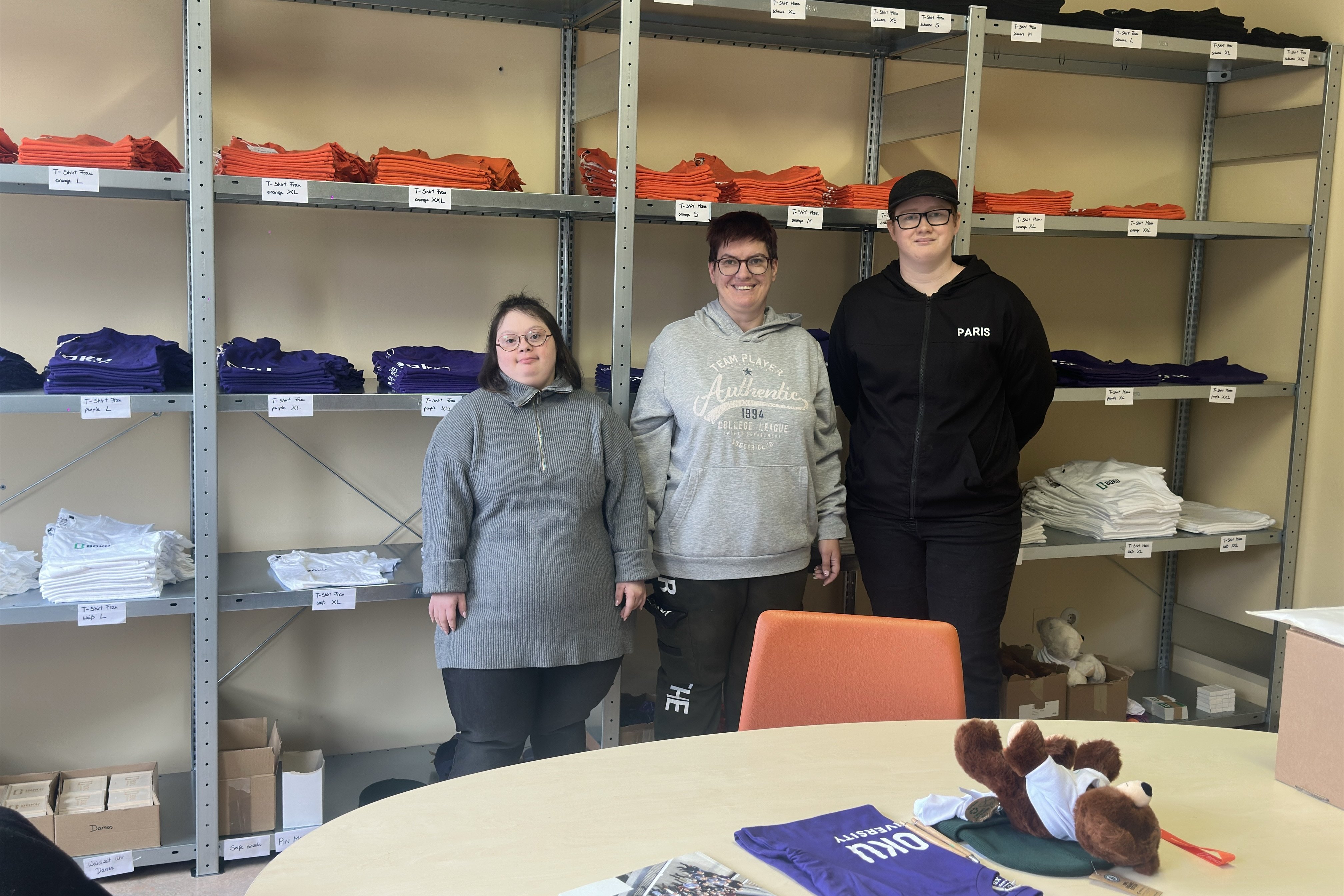 3 Bewohner*innen des Kolpinghaus Poysdorf die für die Versand-Abwicklung zuständig sinden mit Behinderungen 