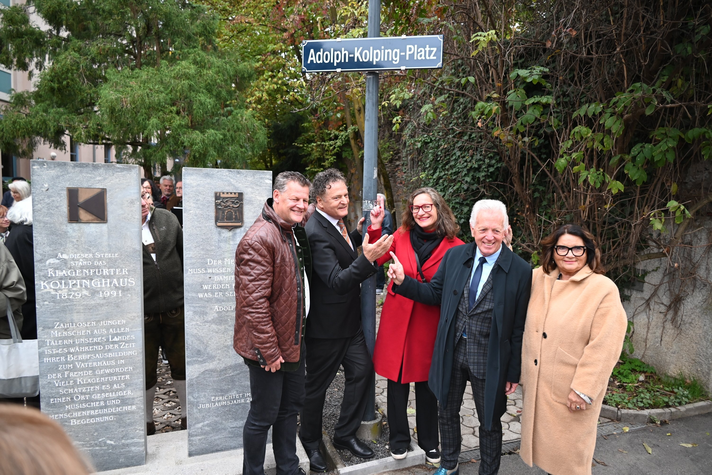 Funktionäre der Kolpingsfamilie bei der Enthüllung des Straßennamenschilds