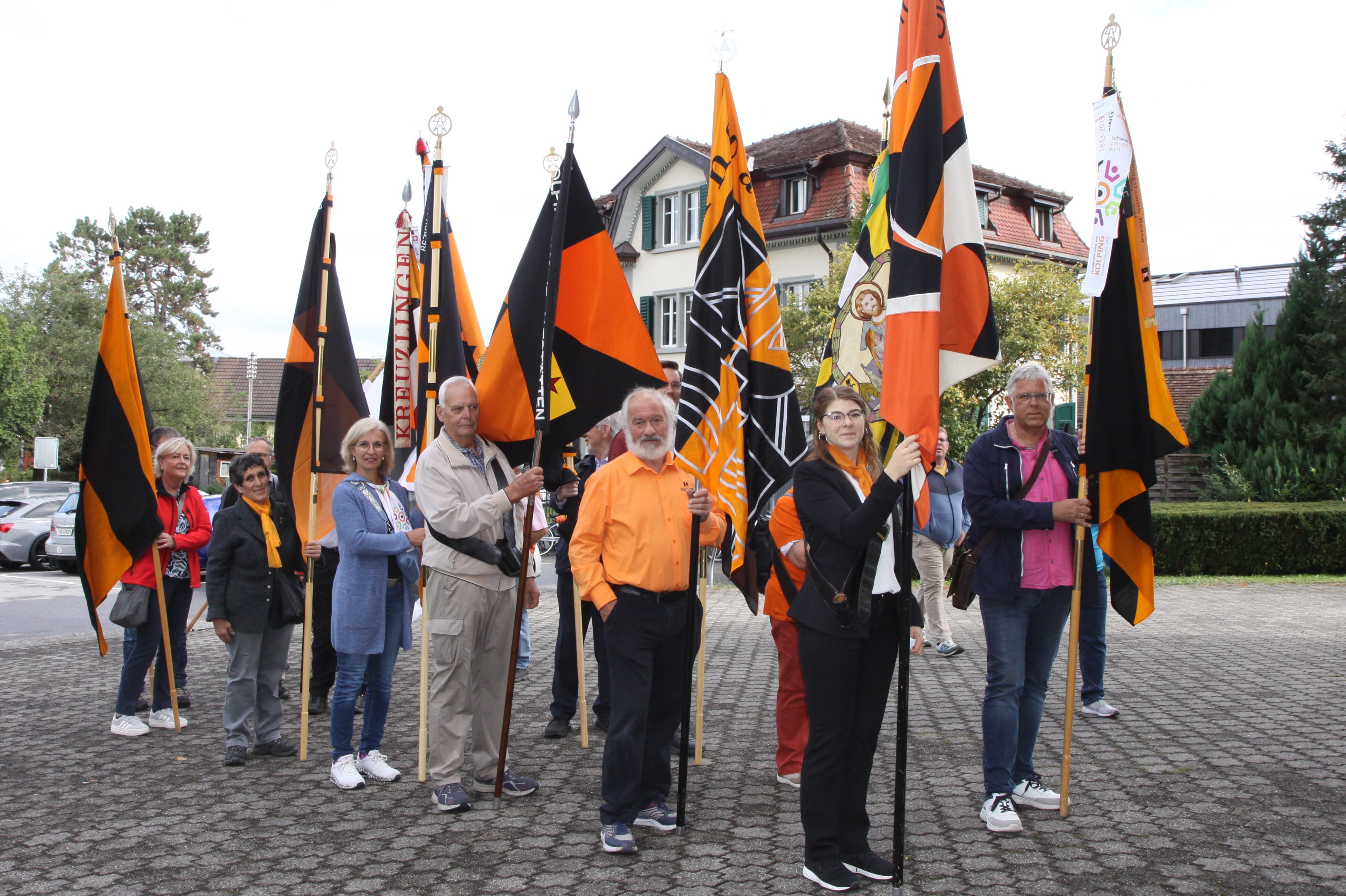 Gruppe von Teilnehmer:innen mit Kolpingfahnen