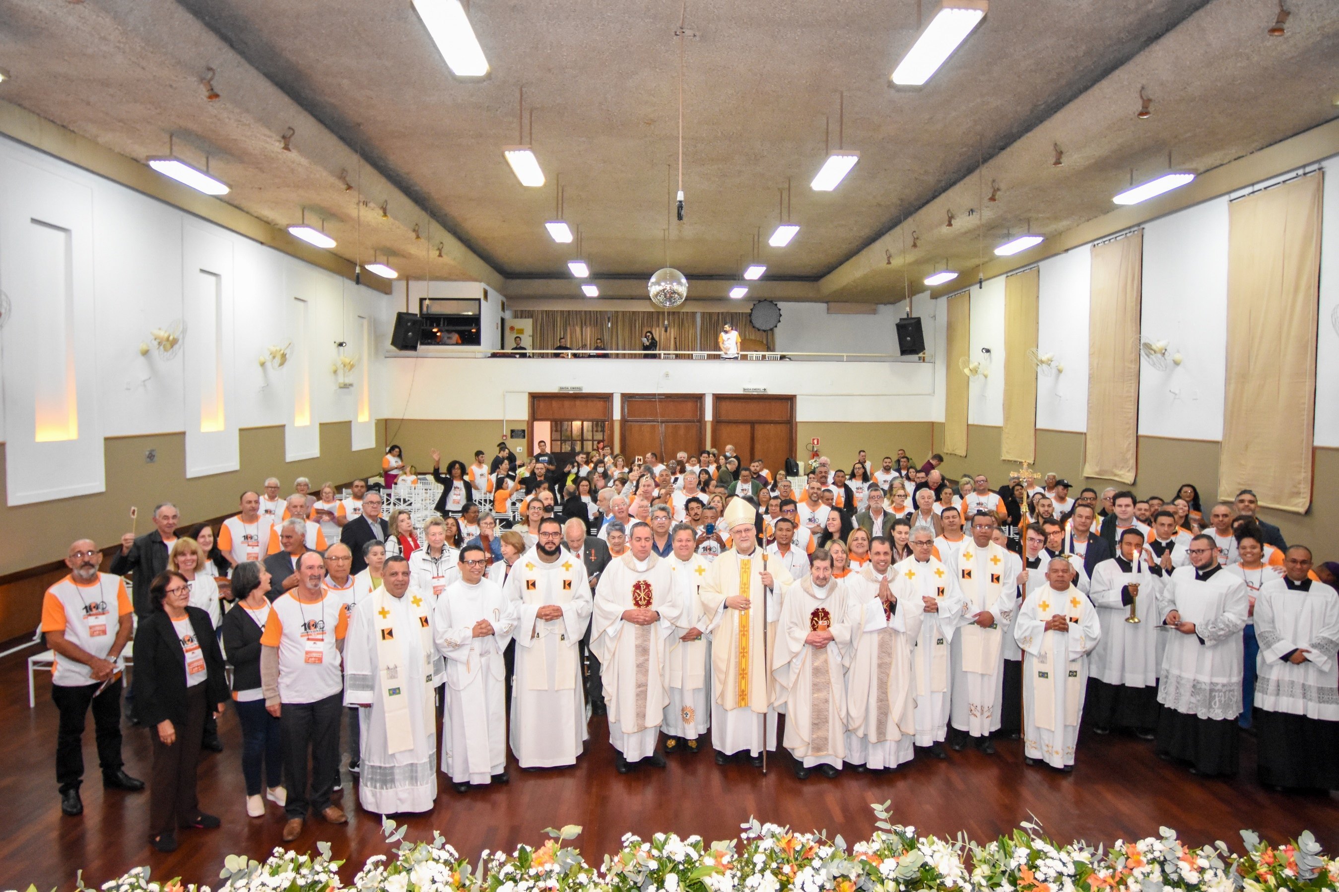Gruppenbild mit Priestern und Ministranten 