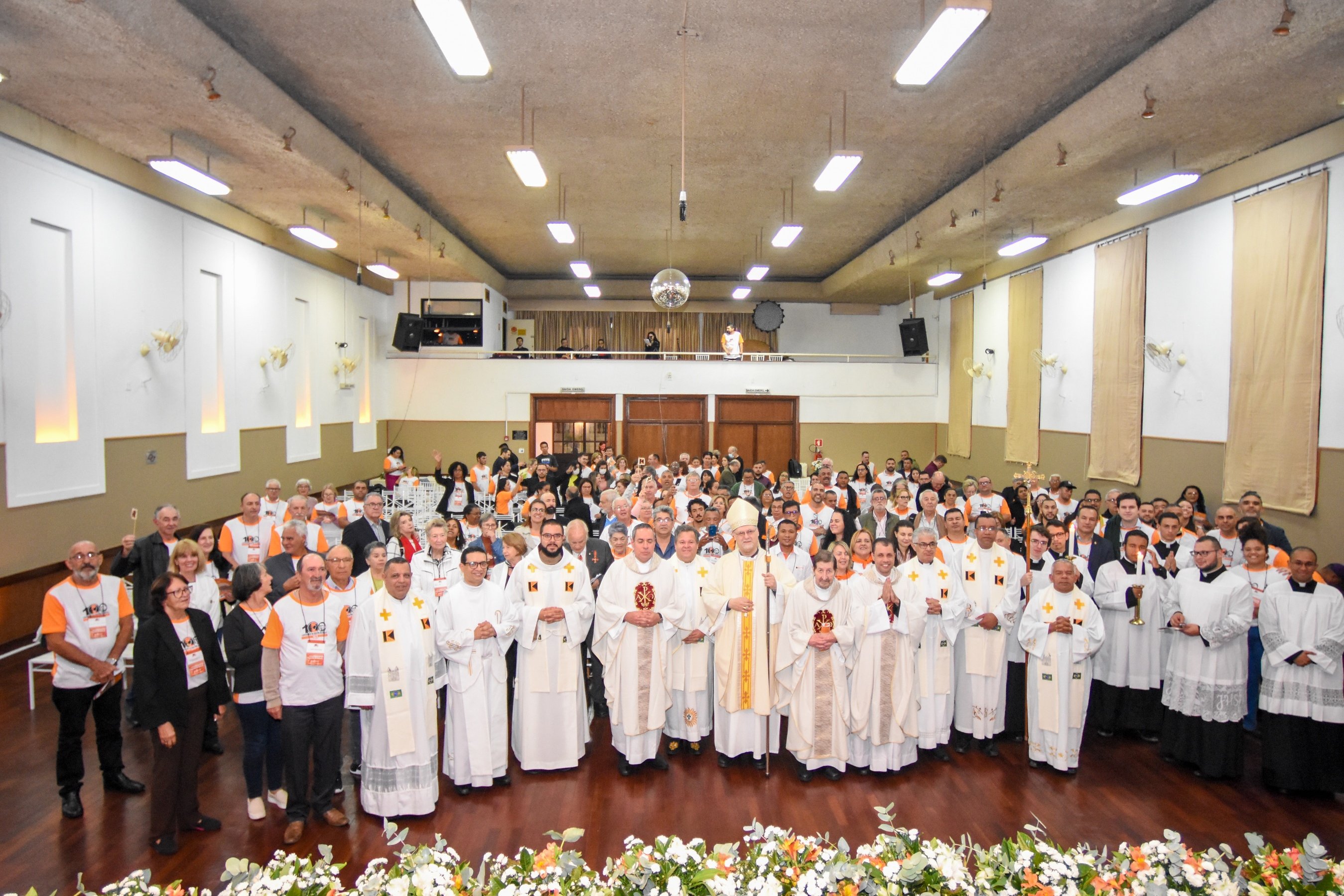 Gruppenbild mit Priestern und Ministranten 