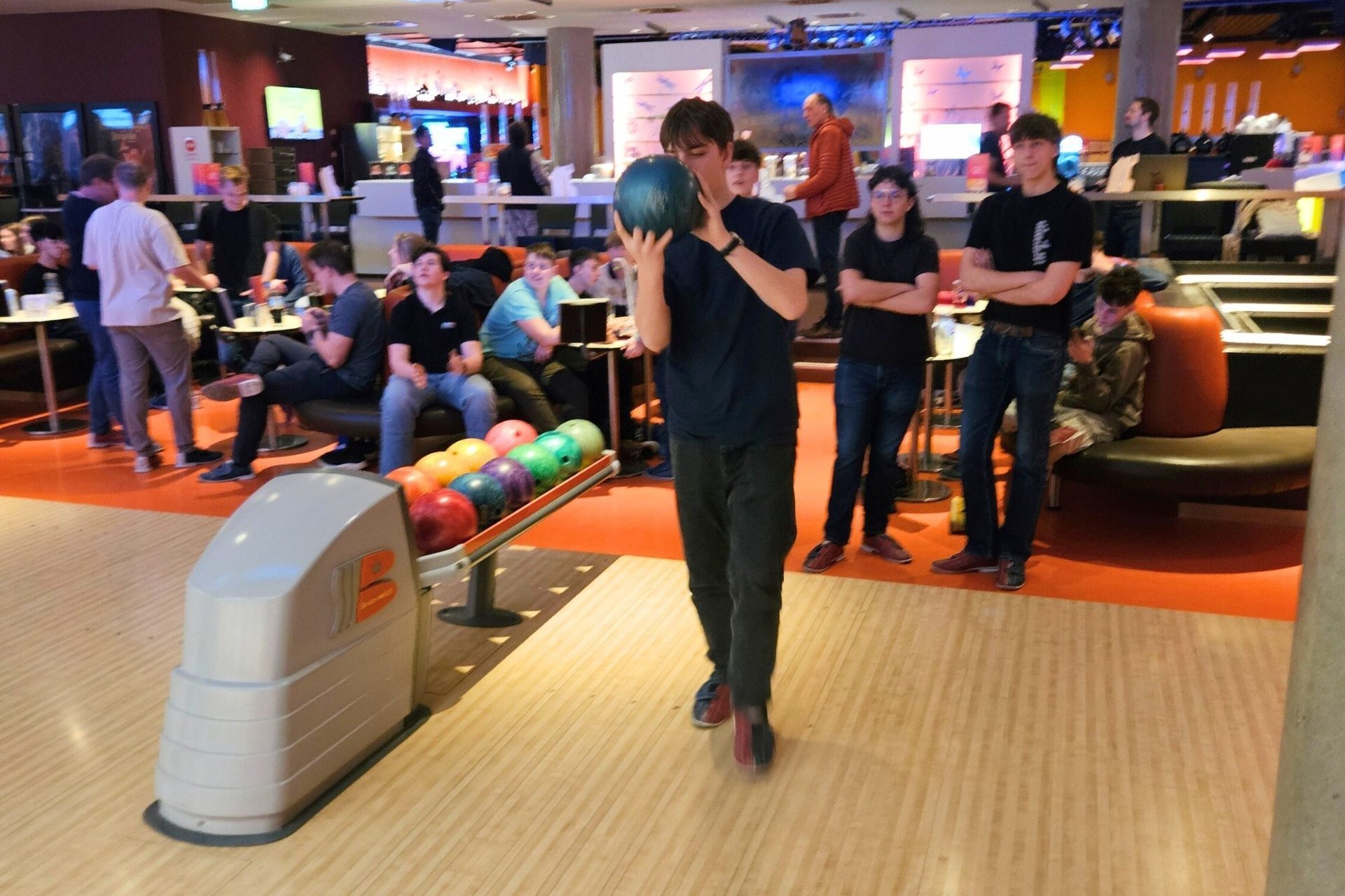 Junger Mann mit Bowlingkugel in der Hand c Louisa Venhoff