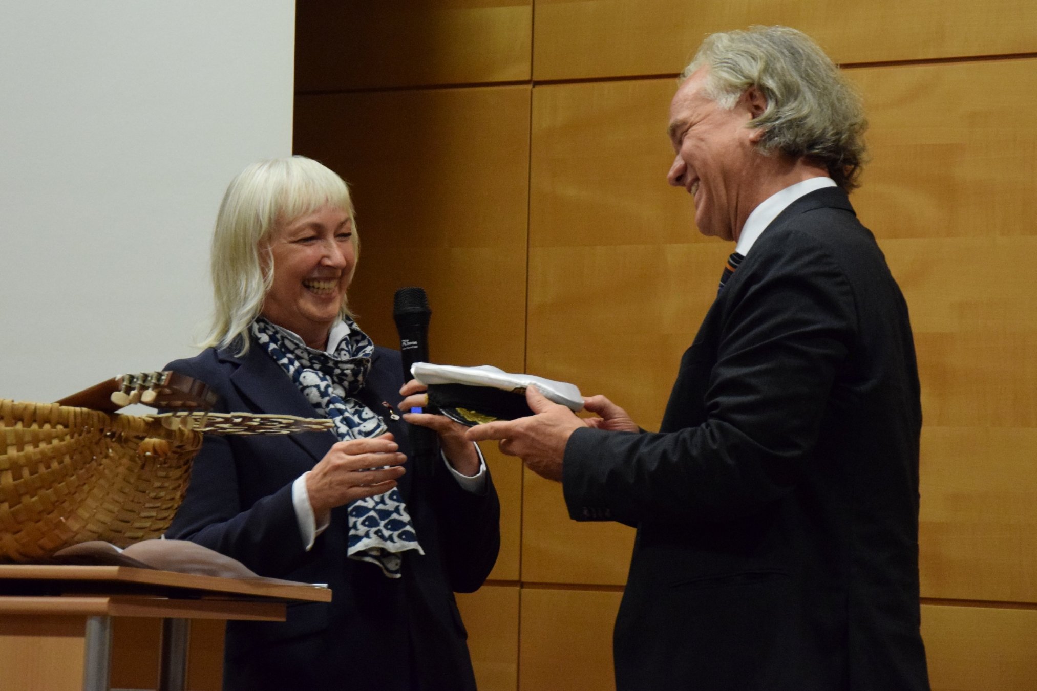 Übergabe der Kapitänsmütze von Christine an Wolfgang