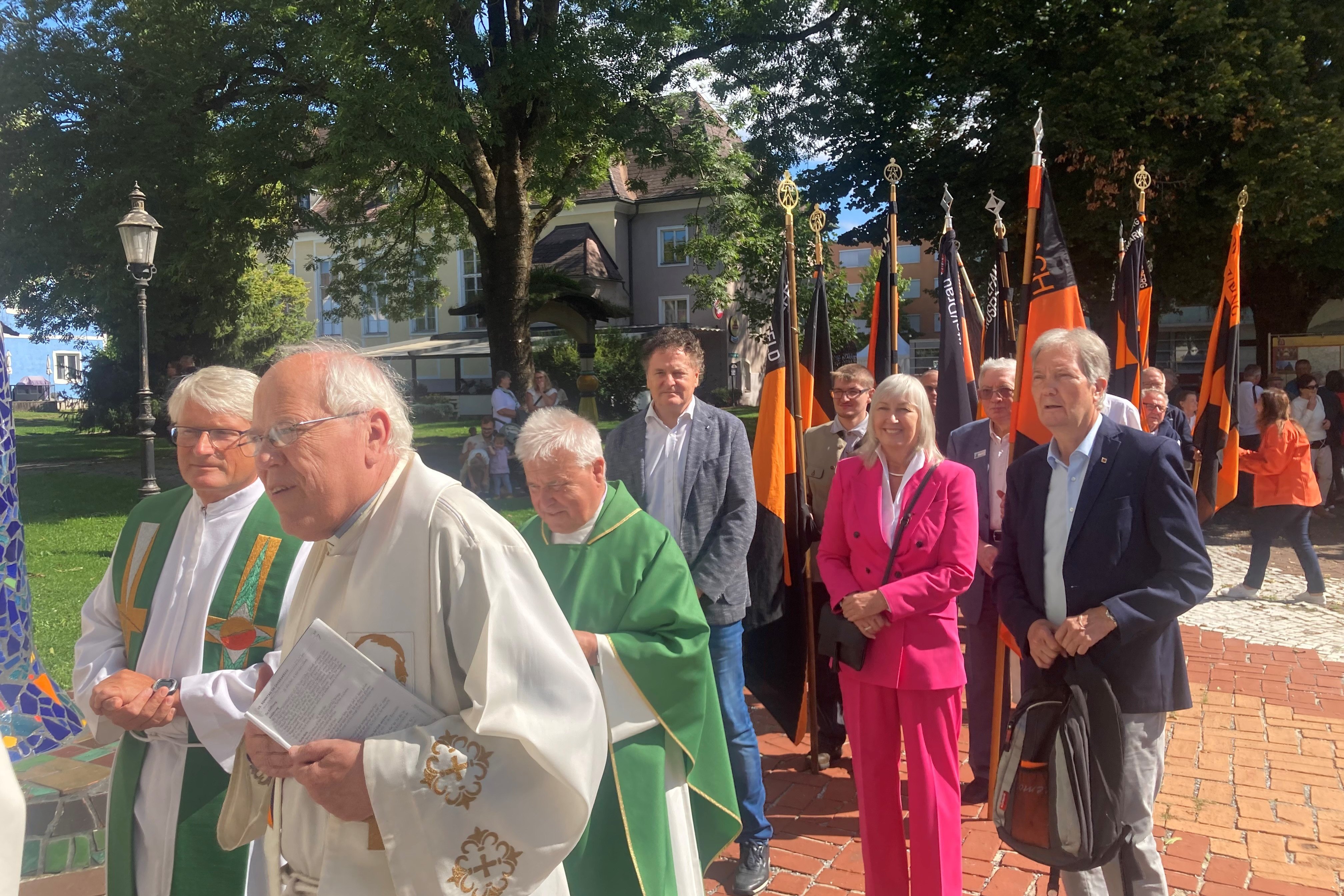 Besucher*innen der Dreiländerwallfahrt auf dem Weg in die Kirche